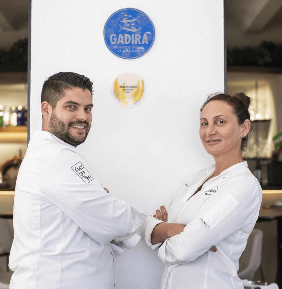 Jose y Tamara te atenderán en el mejor restaurante de Zahara de los Atunes.